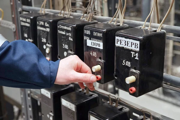 Elétrica inclui uma máquina elétrica em um grande painel de controle . — Fotografia de Stock