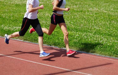 Koşu bandı üzerinde çalışan kadın sporcular, sabah egzersizleri.