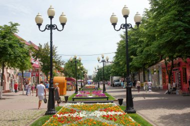  Şehir manzarası, insanlar yürüyor, sokak mimarisi,