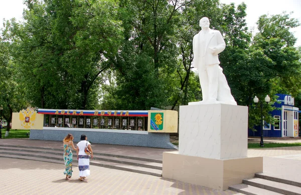 Leninův pomník z bílého kamene. — Stock fotografie