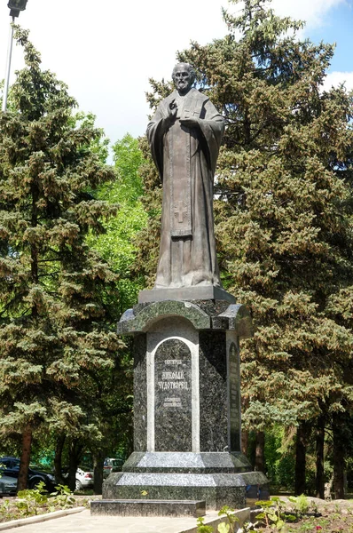 Пам "ятник святому Миколаю в міському парку.. — стокове фото