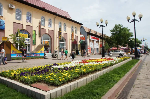 Şehir manzarası, insanlar yürüyor, sokak mimarisi, — Stok fotoğraf