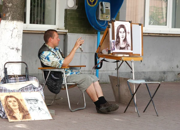 Yeysk Federación Rusa Junio 2014 Retratista Ciudad Sienta Una Calle — Foto de Stock