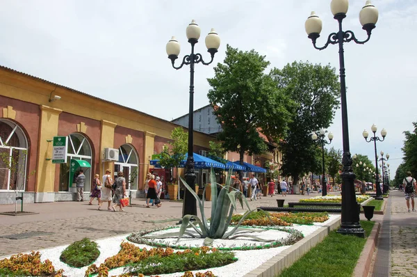 Widok na miasto, ludzie chodzą, architektura ulicy, — Zdjęcie stockowe