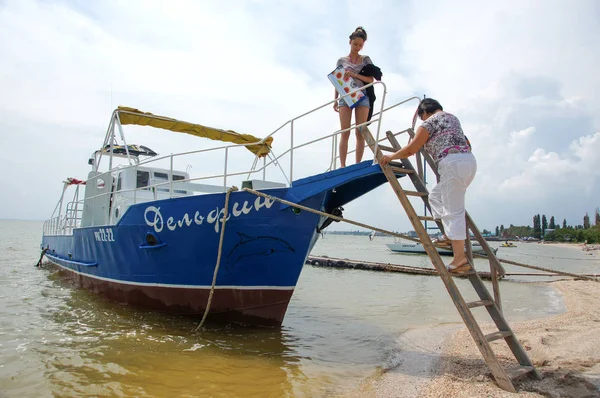 . Les filles grimpent l'échelle jusqu'au bateau . — Photo