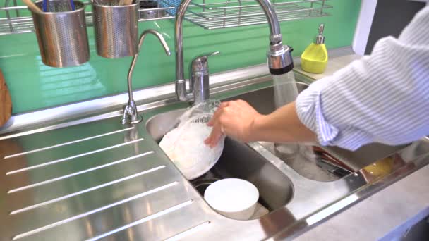 Lathering Platos Sucios Con Líquido Lavavajillas Esponja Lavado Bajo Agua — Vídeo de stock