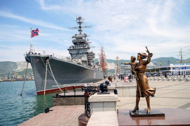 Bir denizcinin karısının anıtı. Çocuklu bir kadının bronz heykeli