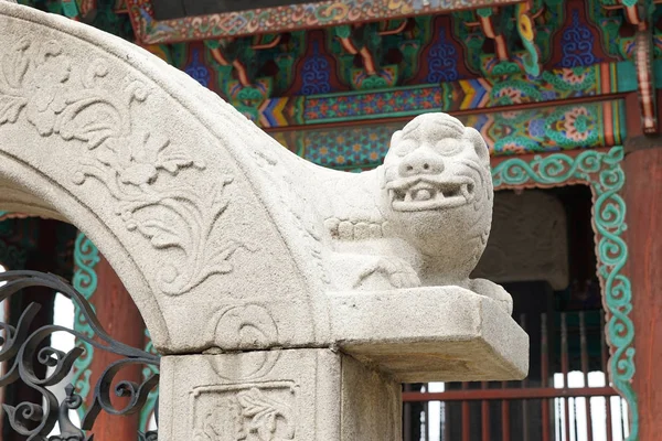 Los leones de piedra adornan edificios antiguos — Foto de Stock