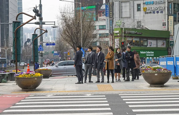 Pedestrians at the crossing, waiting for the green light of the traffic light. — 스톡 사진