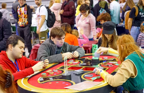Masa oyunları, insanlar oyuna tutkulu.. — Stok fotoğraf