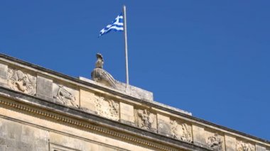 Rüzgarda dalgalanan Yunan bayrağı, mavi gökyüzü, güneşli hava. Kerkyra, Yunanistan.