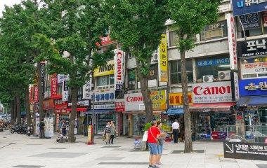 Seul, Kore Cumhuriyeti - Ağustos 2019: Düşük binalı güzel manzaralı cadde.