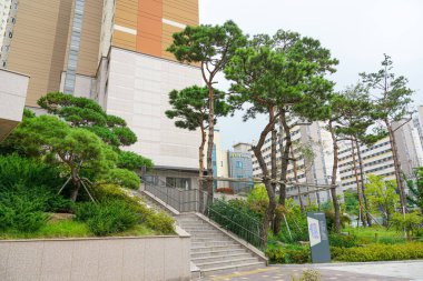 Seul, Kore Cumhuriyeti - Ağustos 2019: Seul 'ün merkezinde altyapı ile birlikte ikamet geliştirme. Evin dış alanının peyzajı..