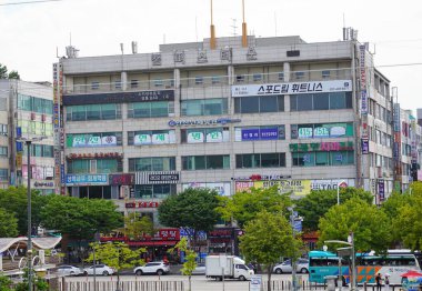 Ansan, Kore Cumhuriyeti - Ağustos 2019: Tipik bir ofis-ticari konut binası.