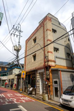Seul, Mart - 2019: İkamet binası ve elektrik hattı, güneşli yol. Eski şehir sokağı.