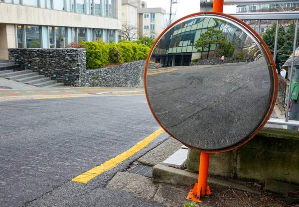 道路上の大きな凸ミラー — ストック写真