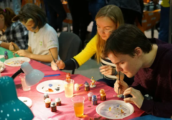 Master class em colorir figuras de jogo . — Fotografia de Stock