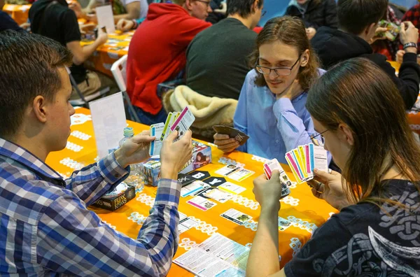 Jogos de tabuleiro, as pessoas são apaixonadas pelo jogo . — Fotografia de Stock