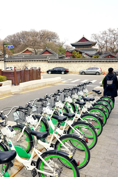 Bicicletas públicas Alquiler de bicicletas en la calle . — Foto de Stock