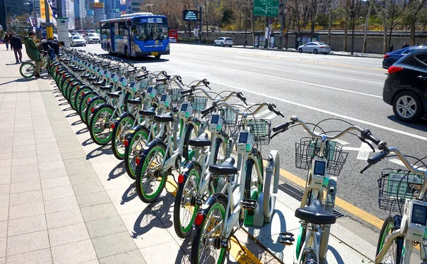 Publiczne rowery. Parking dla rowerów do wynajęcia na ulicy. — Zdjęcie stockowe