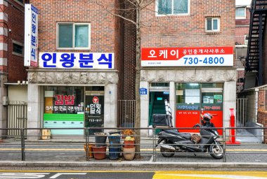  Scooter boş pencerede duruyor. Eski şehir sokağı.