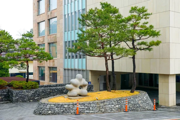 ソウル 2019年3月 小規模建築形態 石の抽象化と緑の松の木 オフィスビル — ストック写真