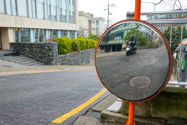 Велике опугле дзеркало на дорозі для покращення видимості — стокове фото