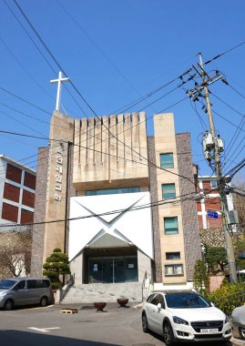 Seul, Mart 2019: Seul, Mart 2019: Seul 'deki Protestan Kilisesi' nin modern binası. Elektrik direği, park edilmiş beyaz araba, mavi gökyüzü..