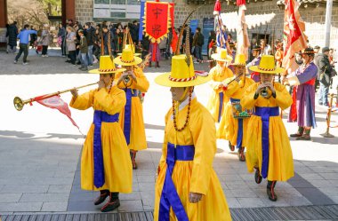 Seul, Mart 2019 Deoksugung Kraliyet Sarayı 'nda muhafız değişim töreni. Müzisyenlerle geçit töreni.