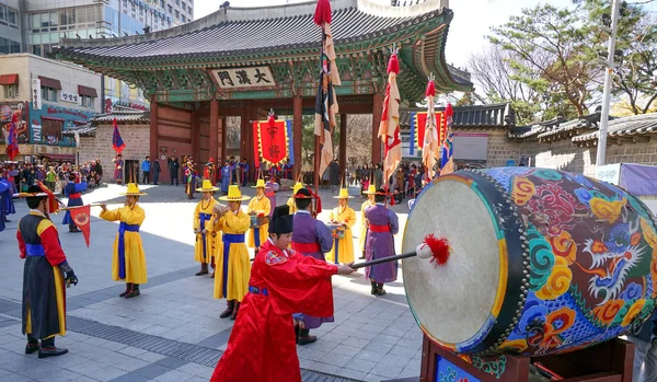 Seoul Mars 2019 Vaktbyte Deoksugung Kungliga Slottet Trummisen Slår Den — Stockfoto