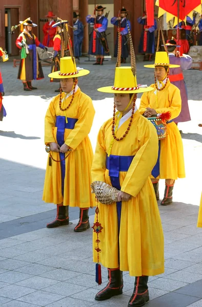 Seoul Mars 2019 Vaktbyte Deoksugung Kungliga Slottet Musiker Gula Kläder — Stockfoto