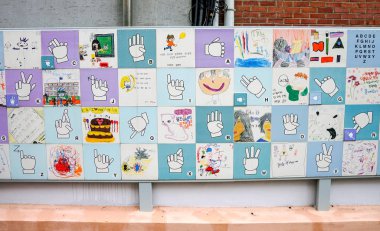 Seul, Mart 2019: sağırlar okulu. Sağır çocukların çizimleri.