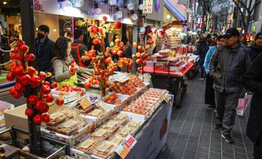 Sokak Yemeği. Myeongdong alışveriş caddesi
