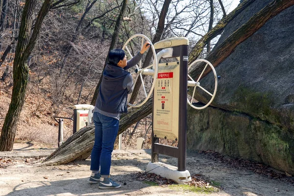 Seoul Marzo 2019 Donna Nella Natura Allenamento Simulatore Sportivo — Foto Stock