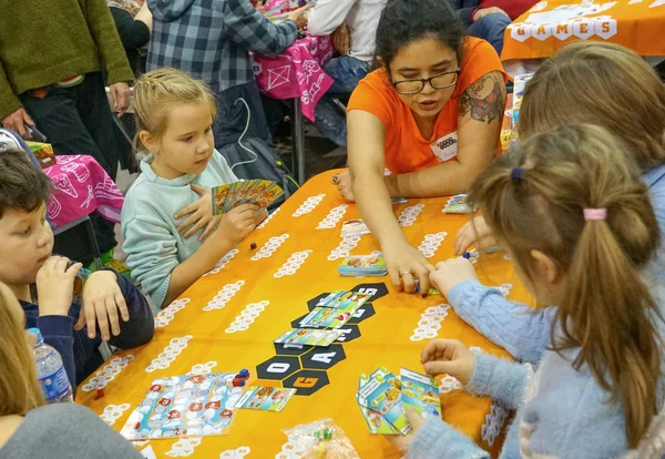 Jogos de tabuleiro, as pessoas são apaixonadas pelo jogo . — Fotografia de Stock