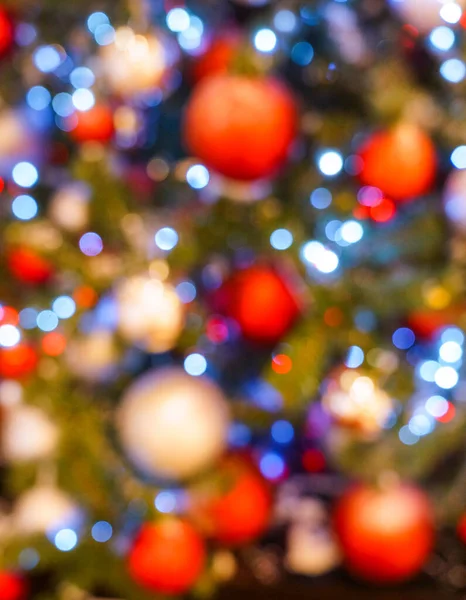 圣诞背景 绿色树枝上的圣诞玩具 解调图像 — 图库照片