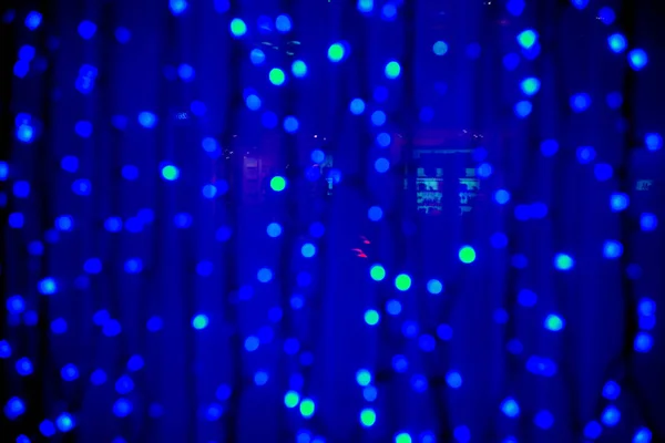 Reflejo de puntos de luz y calles en un escaparate de cristal. Fondo azul y lente redonda blanca llamarada . —  Fotos de Stock