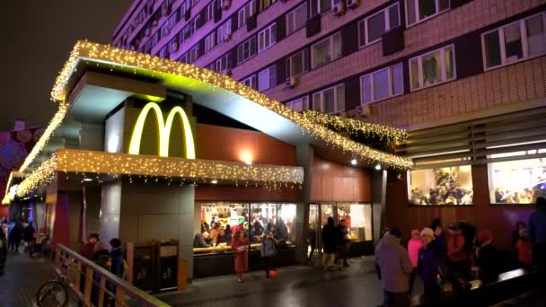 Москва-січень 2020: Макдональд на Тверській вулиці. Натовп людей, неонова реклама. Нічний вид. — стокове відео