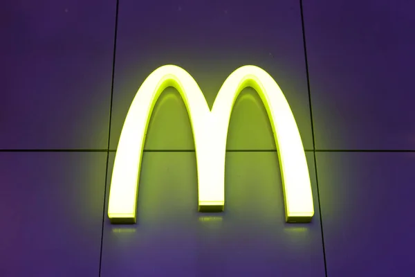 Moscú - Enero 2020: Emblema, logo del restaurante de comida rápida "McDonald 's". El primer McDonald 's en Tversky Boulevard por la noche . — Foto de Stock