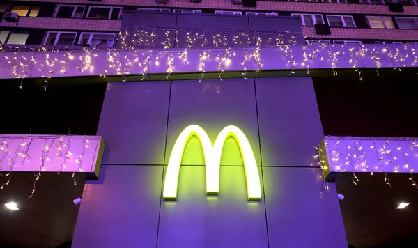 Moskva - leden 2020: Emblem, logo fast foodové restaurace "McDonald 's". První McDonald je v noci na Tversky Boulevard. — Stock fotografie