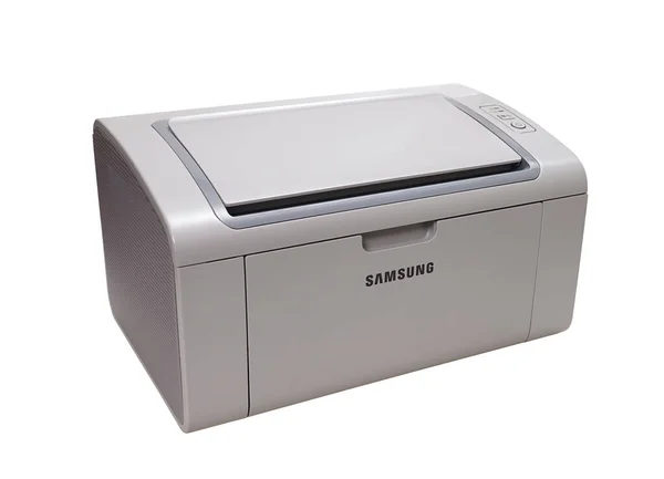 Moskva - leden 2020: Laserová tiskárna Samsung. Detailní záběr, izolovaný na bílé. — Stock fotografie