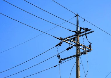 Kablolu elektrik direği, mavi gökyüzü..