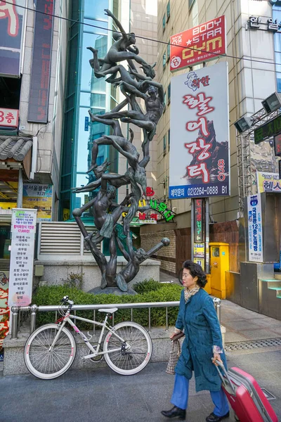 Современная концептуальная скульптурная композиция в центре Сеула . — стоковое фото
