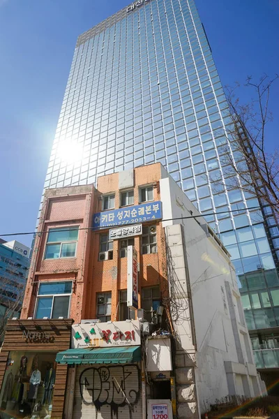 A variedade da arquitetura de Seul. Edifícios antigos e novos nas proximidades de Myeongdong District . — Fotografia de Stock