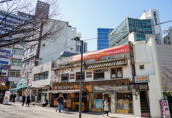 서울 건축의 다양성. 성동 지구 근처에 오래 되고 새로 지은 건물 들. — 스톡 사진