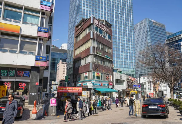 A variedade da arquitetura de Seul. Edifícios antigos e novos nas proximidades de Myeongdong District . — Fotografia de Stock