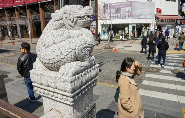 Stone tigers on the cheonggyecheon bridge. — Stock Photo, Image