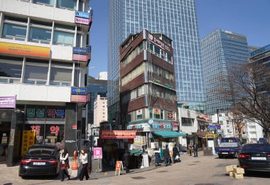 Seul, Kore Cumhuriyeti - Mart 2019: Seul mimarisinin çeşitliliği. Yakınlardaki eski ve yeni binalar. Myeongdong Bölgesi.