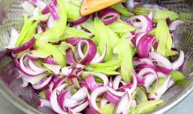 Soğan ve kereviz salatası. Sağlıklı yemek pişirmek..