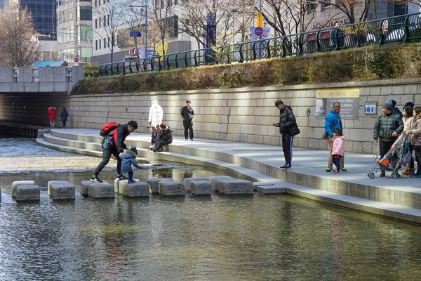 Seúl Marzo 2019 Cheonggyecheon Pequeño Río Centro Seúl Gente Cruza —  Fotos de Stock